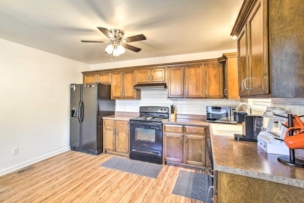 Villa Charming Springfield Escape With Furnished Deck Extérieur photo
