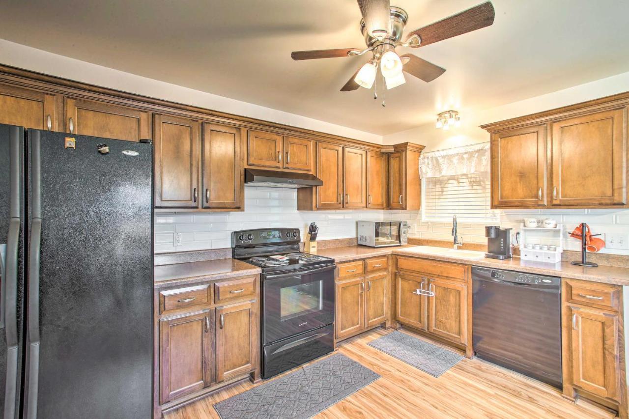 Villa Charming Springfield Escape With Furnished Deck Extérieur photo
